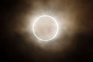 Δακτυλιοειδής έκλειψη του Ηλίου – Το σπάνιο φαινόμενο σε φωτογραφίες