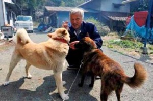 Φουκουσίμα: Έμεινε στην “απαγορευμένη”  ζώνη για να φροντίσει τα ζώα του (video)