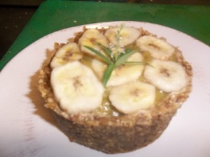 Ωμή Τάρτα Αβοκάντο-Μπανάνα με Φύτρα Φαγόπυρου και Λουίζα